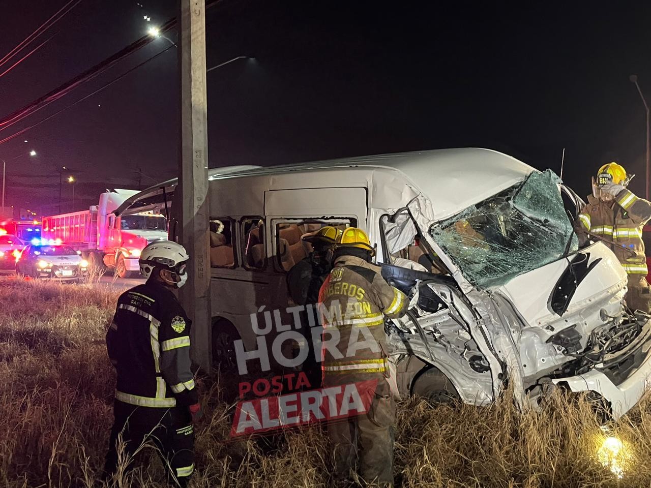Se estrella camioneta de personal contra poste en García