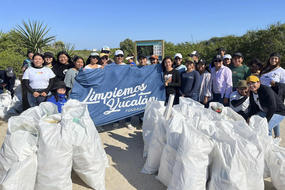 Un grupo de estudiantes voluntarios de la la Unidad Multidisciplinaria de Tizimín de la Uady participaron en la limpieza de playas como parte de un programa universitario.- Foto de la Uady