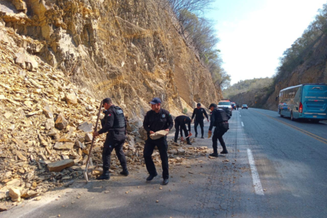 Libera Guardia Estatal tramo de la Victoria- Monterrey tras derrumbe de piedras