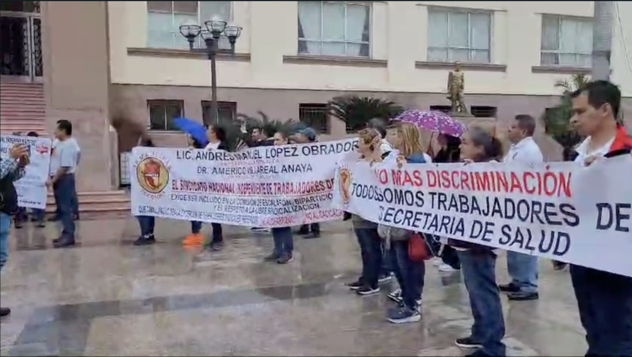Protestan trabajadores de Salud; exigen reparto de plazas