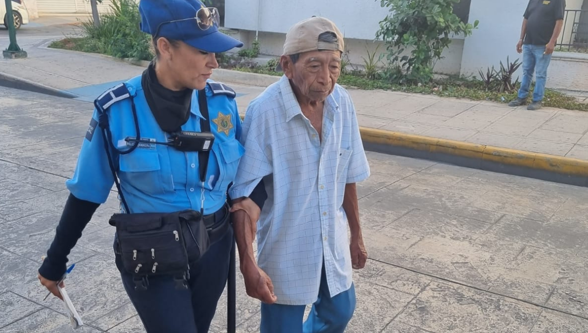 El abuelito fue trasladado a Acanceh por una patrulla municipal a su pueblo Fotos: Policía municipal de Mérida