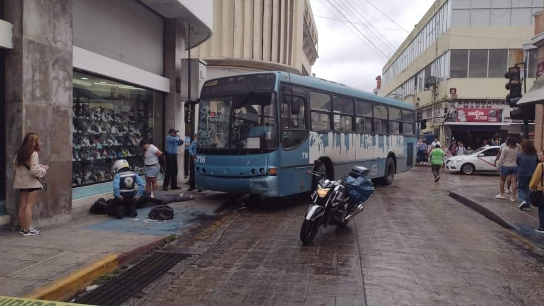Camión de transporte público atropella a 3 mujeres en el Centro de Mérida