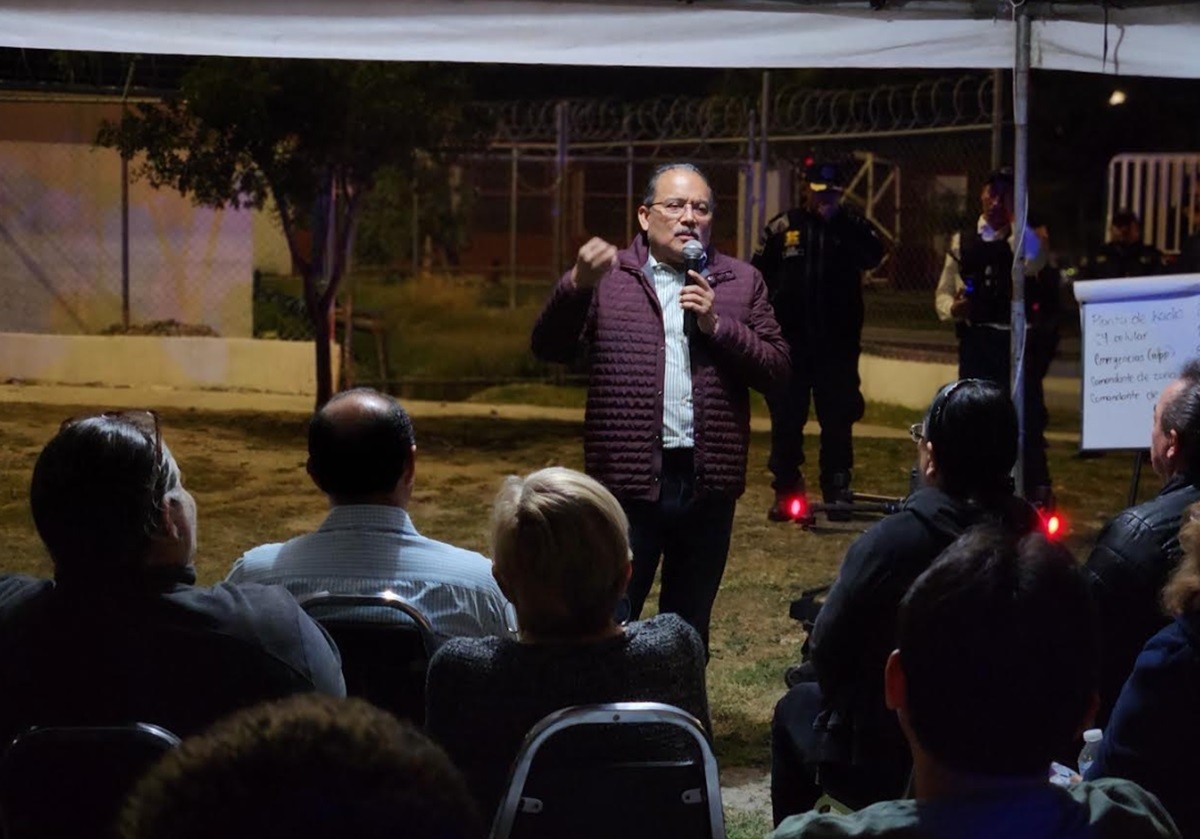 El alcalde Andrés Mijes expresó su apoyo a los vecinos y se comprometió a buscar soluciones inmediatas a los problemas. Foto: Gobierno de Escobedo