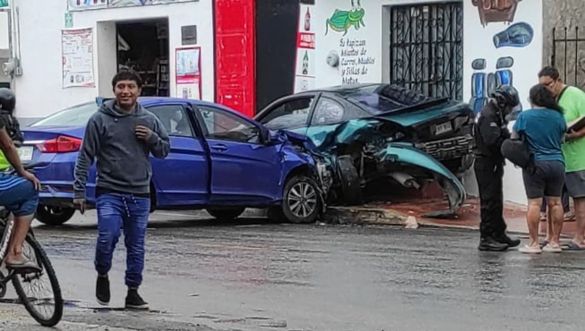 Conductor ebrio choca contra un auto estacionado en Tizimín