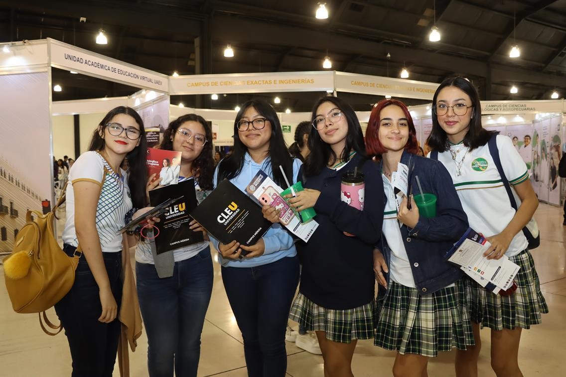 Alumnas en la Feria Universitaria de Profesiones 2024. Foto: UADY