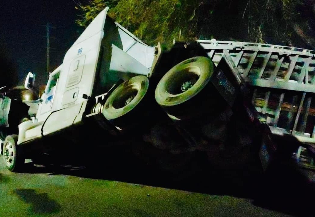 El operador del vehículo de carga sufrió diversos golpes a causa de la volcadura. Foto: Facebook Al Día N.L.