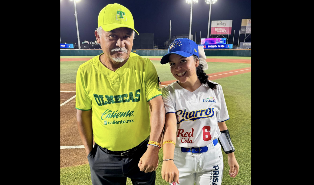 Martin Botello con su hija Abigail, previo al encuentro entre Olmecas de Tabasco y Charras de Jalisco. Fotos: Marcos Palomares.