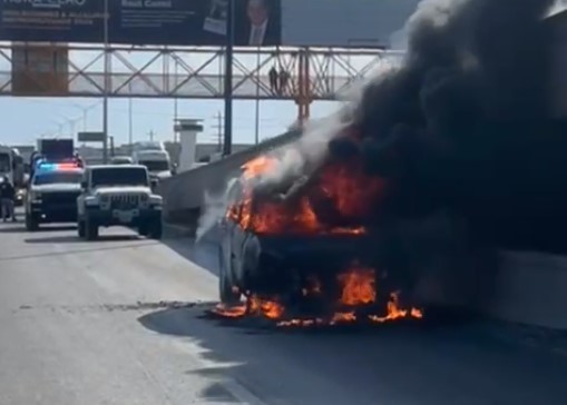 Se incendia vehículo en carretera a Laredo en Escobedo, Nuevo León (VIDEO)