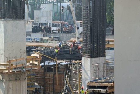 Siete trabajadores heridos tras caída de estructura en obras de Trolebús elevado
