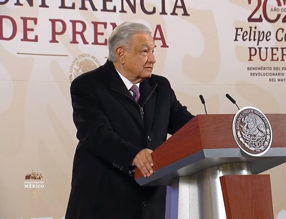 En conferencia de prensa, el Mandatario federal afirmó que se puede probar que la refinería cuida y se apega a las normas ambientales. Foto: Gobierno de México.