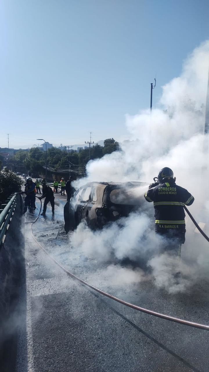 Arde camioneta al circular sobre 2do piso del Periférico por falla mecánica. Foto: Ramón Ramírez
