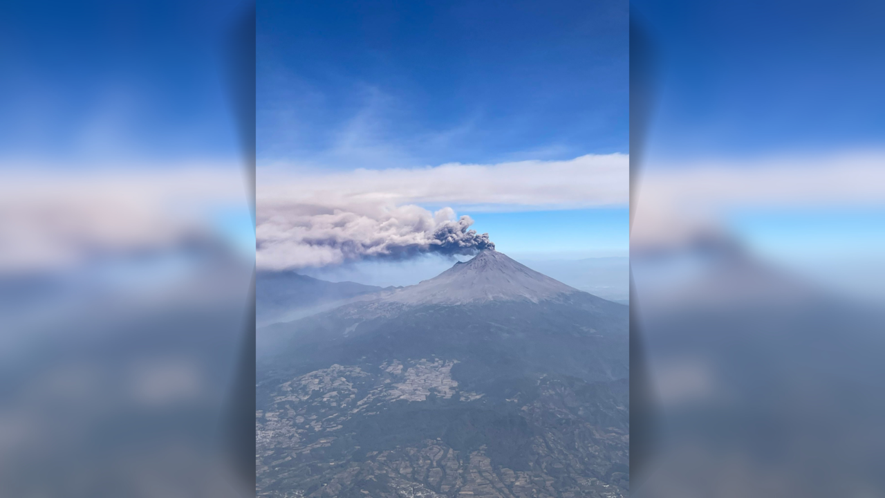 Actividad del Popocatépetl ocasiona cancelaciones de vuelos en la CDMX 