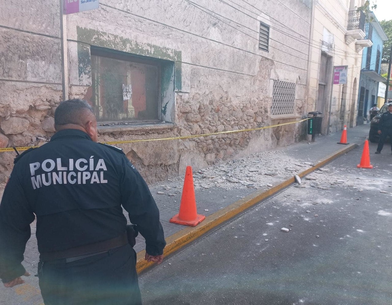 Desprendimiento de fachada deja mujer lesionada en Mérida