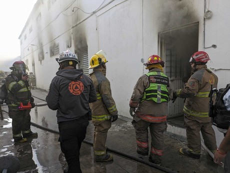 Protección Civil y Bomberos sofocan incendio de comercio en centro de Monterrey