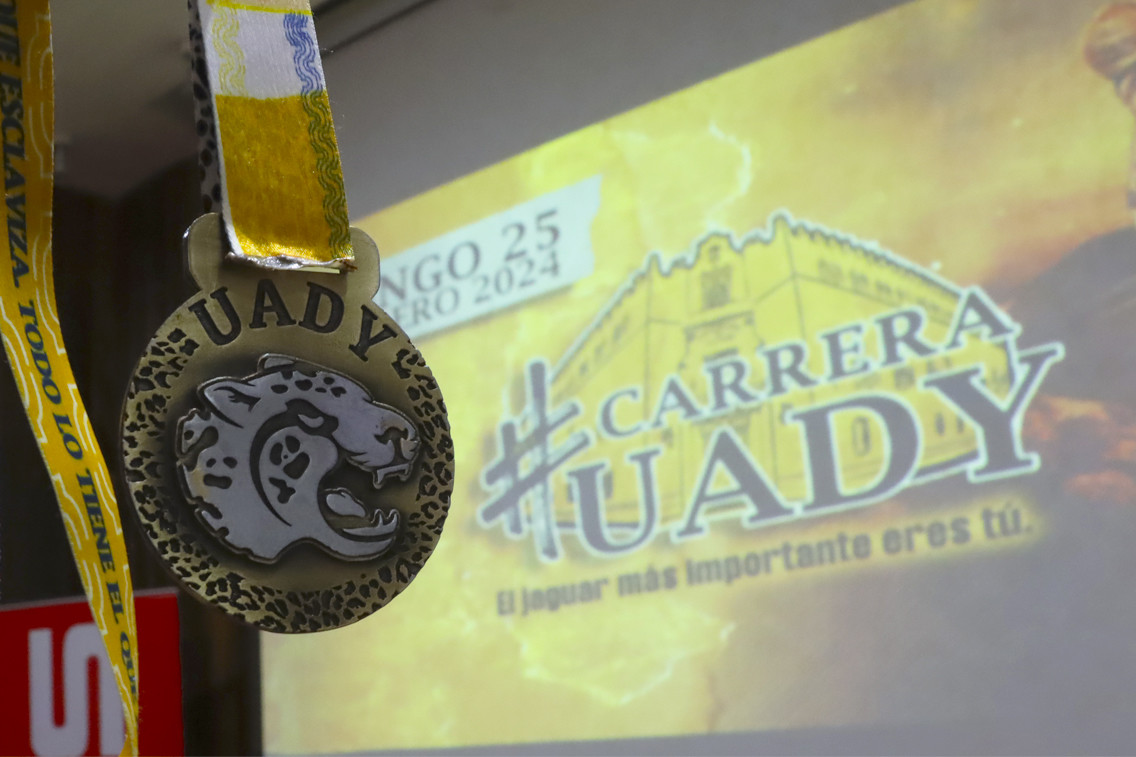 Autoridades  de la Uady invitaron al público en general  a participar en la carrera deportiva por el 102 aniversario de la casa de estudios.- Foto de la Uady