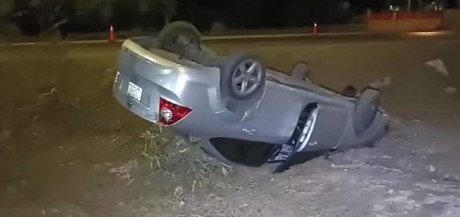 Abandona a su novia tras volcar su auto en el periférico de Mérida