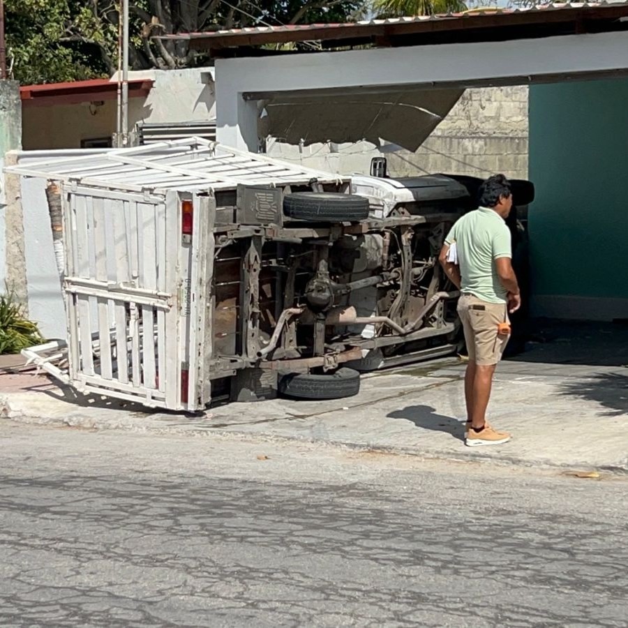 Camioneta vuelca en Mérida por esquivar mototaxi