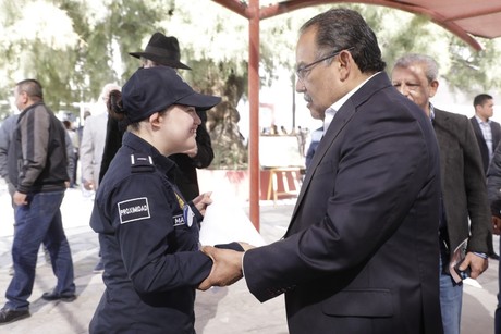 Niña de 13 años cumple sueño y la nombran policía honoraria en Escobedo