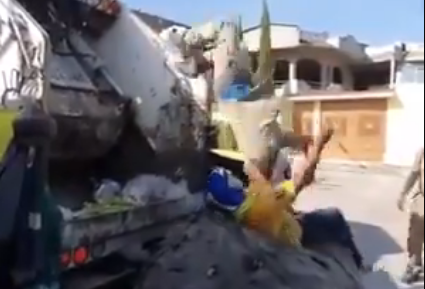 Luchadores improvisados en camión de basura se vuelven virales (VIDEO)