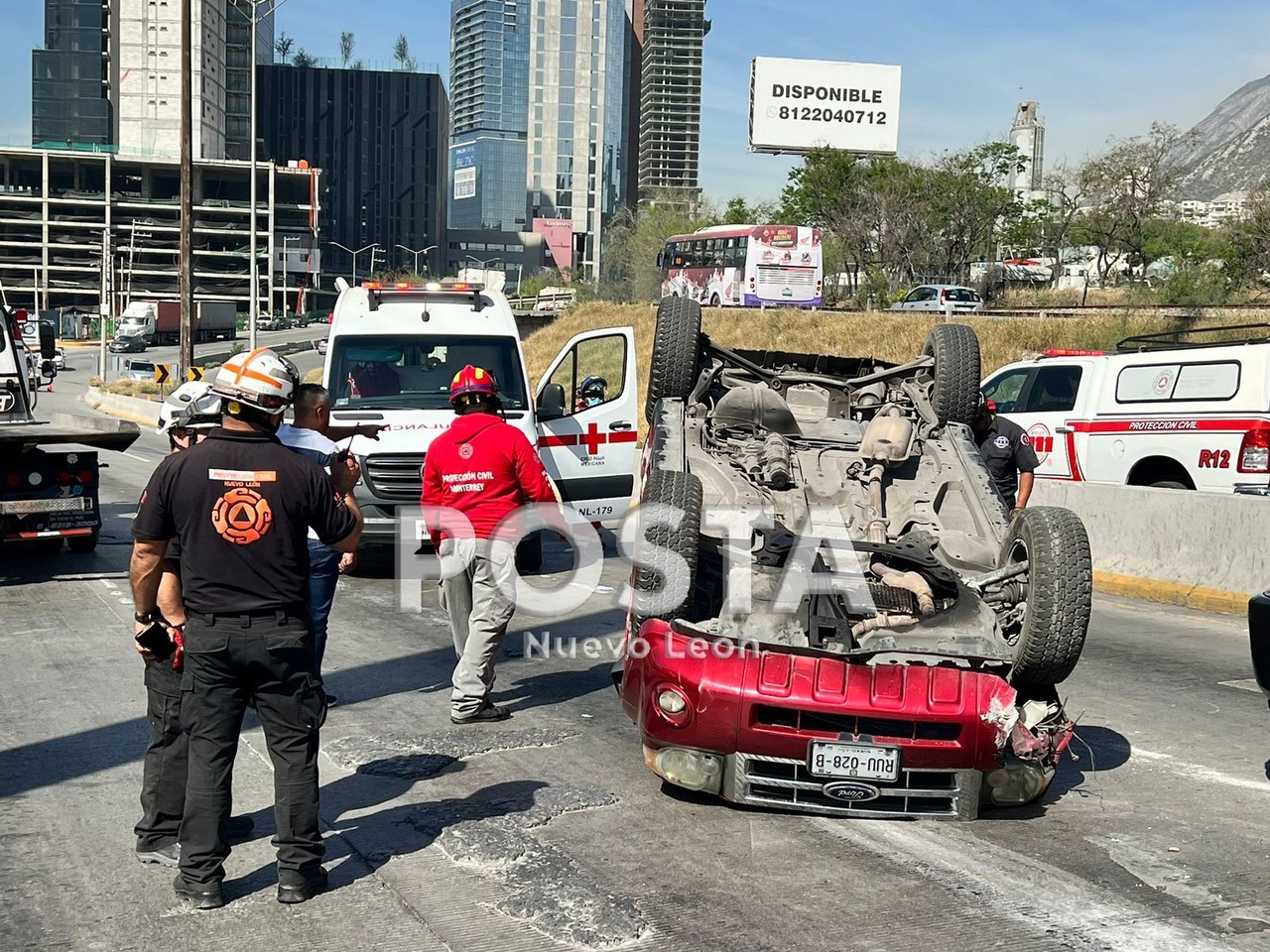 Vuelca tras estrellamiento en bulevard Díaz Ordaz en Monterrey