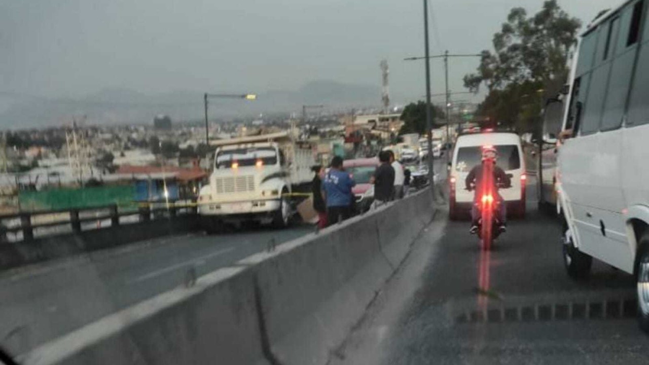 Muere motociclista, derrapa y termina bajo un camión en Naucalpan