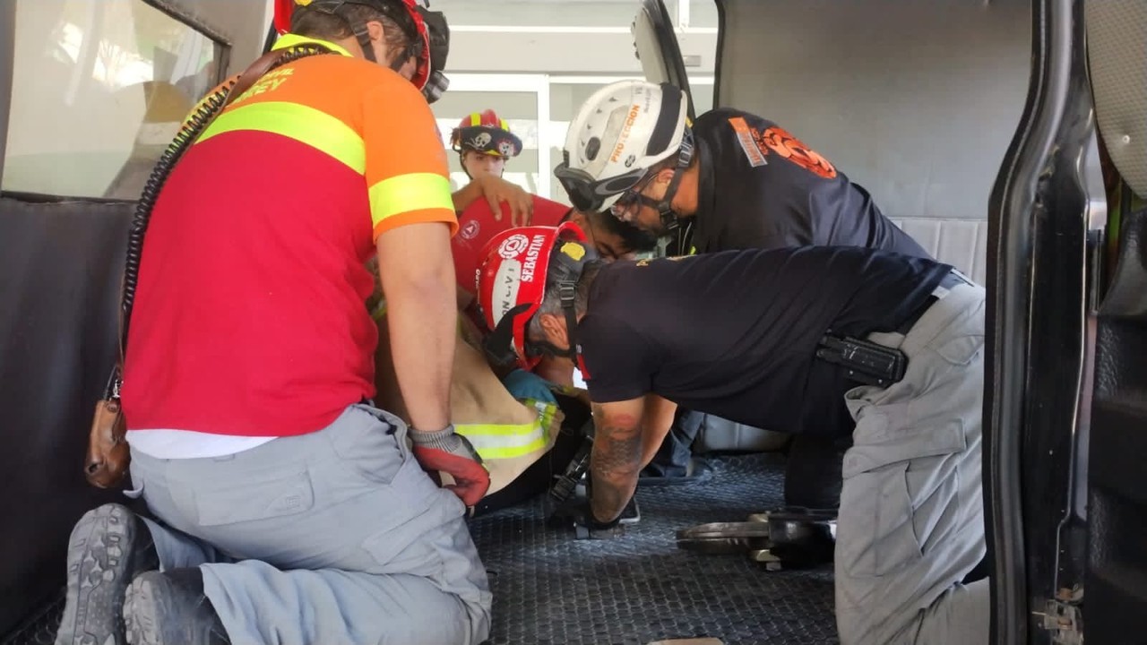 Protección Civil Nuevo León libera a persona de varilla empalada en una pierna