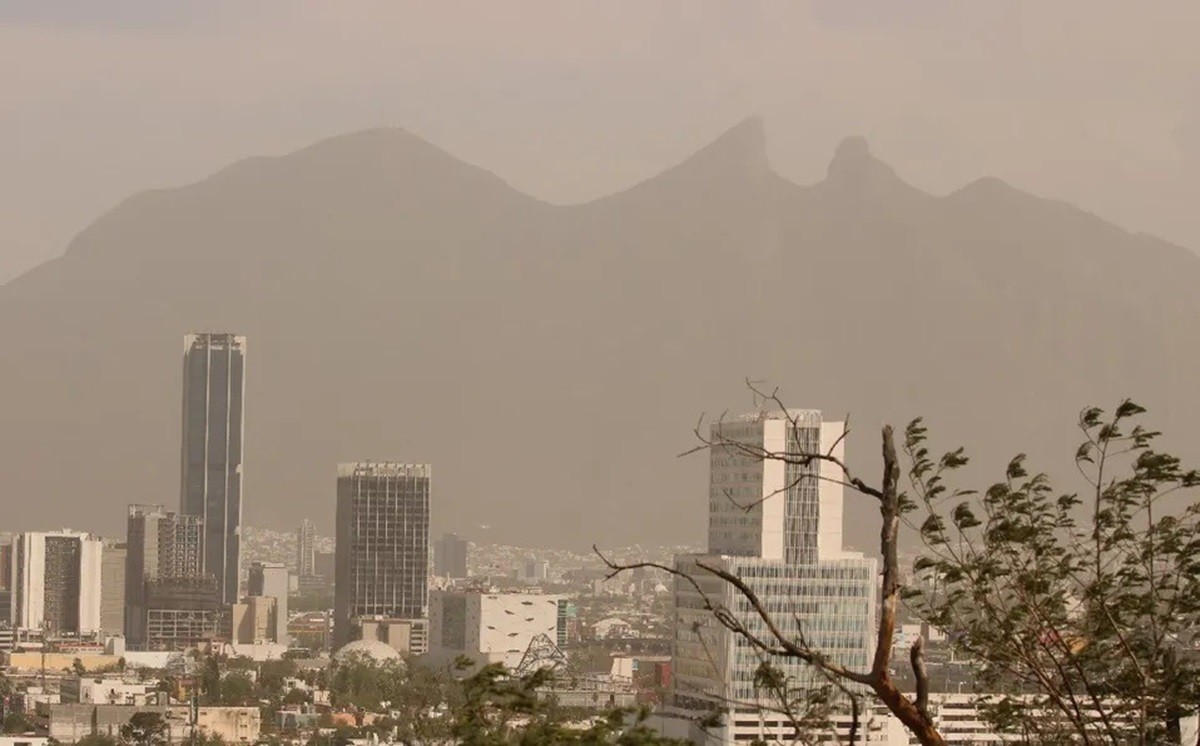 La Secretaría de Medio Ambiente de Nuevo León activó la Alerta Ambiental para Monterrey y su área metropolitana debido a las altas concentraciones de partículas menores a 10 micrómetros (PM10).  Foto: radioytvmexiquense.mx