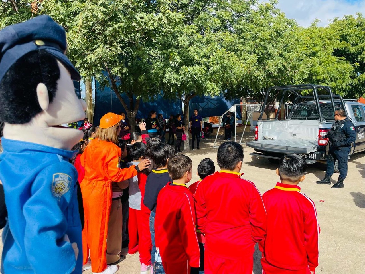 Policías conviven con niños en primaria de La Paz