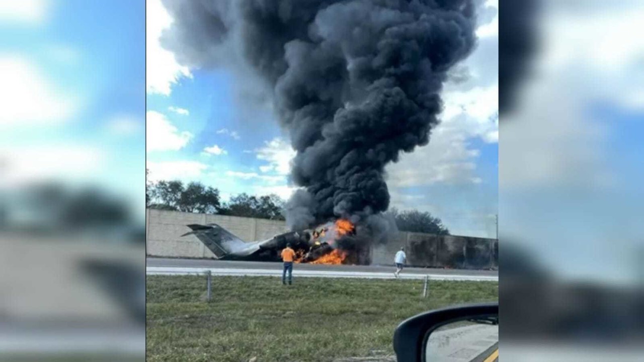 Jet privado se estrella en autopista de Florida, hay dos muertos