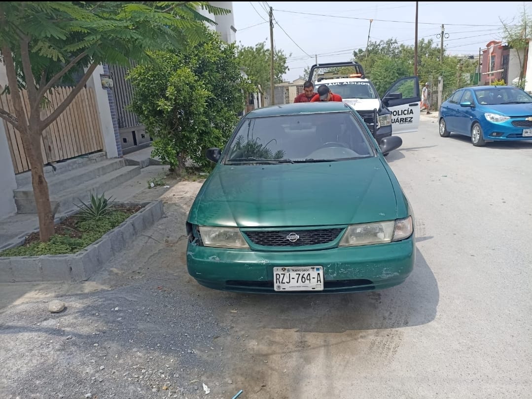 Vehículo de la marca Nissan tipo Sentra, en color verde, con reporte de robo. Foto: Secretaría de Seguridad Pública de Juárez