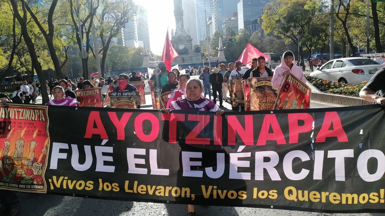 Padres de los 43 Normalistas desaparecidos marcharán hacia el Hemiciclo a Juárez