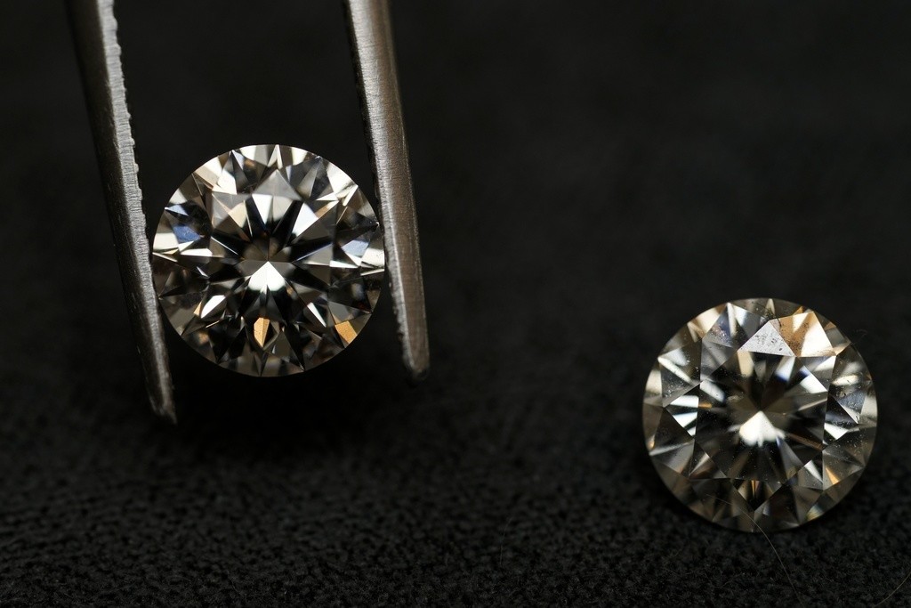 Un diamante desarrollado en un laboratorio, a la izquierda, y uno natural son exhibidos en la joyería Bario Neal, el miércoles 7 de febrero de 2024, en Filadelfia. (AP Foto/Matt Rourke)