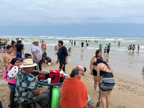 Creatividad en la playa: familia llega en su torton hasta Miramar (VIDEO)