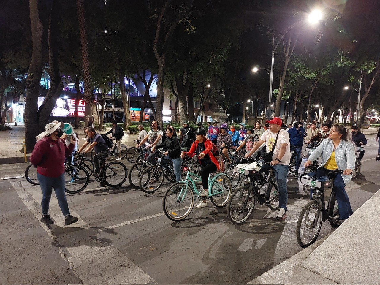 ¡Prepara la bici! Confirman Paseo Nocturno por inicio de la primavera en CDMX.    Foto: @MIBiciCDMX
