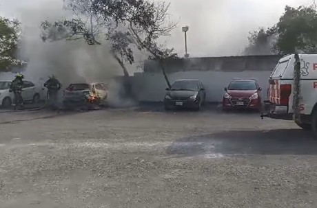 Auto queda destruido tras incendio en Monterrey