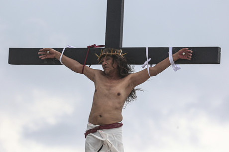 Suma anciano 35 crucifixiones; pide por la paz mundial