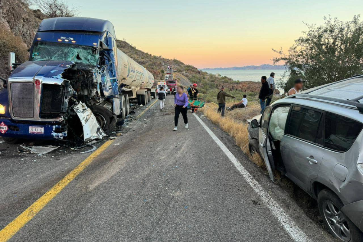 Muere una mujer en accidente carretero en Loreto; hay 46 lesionados