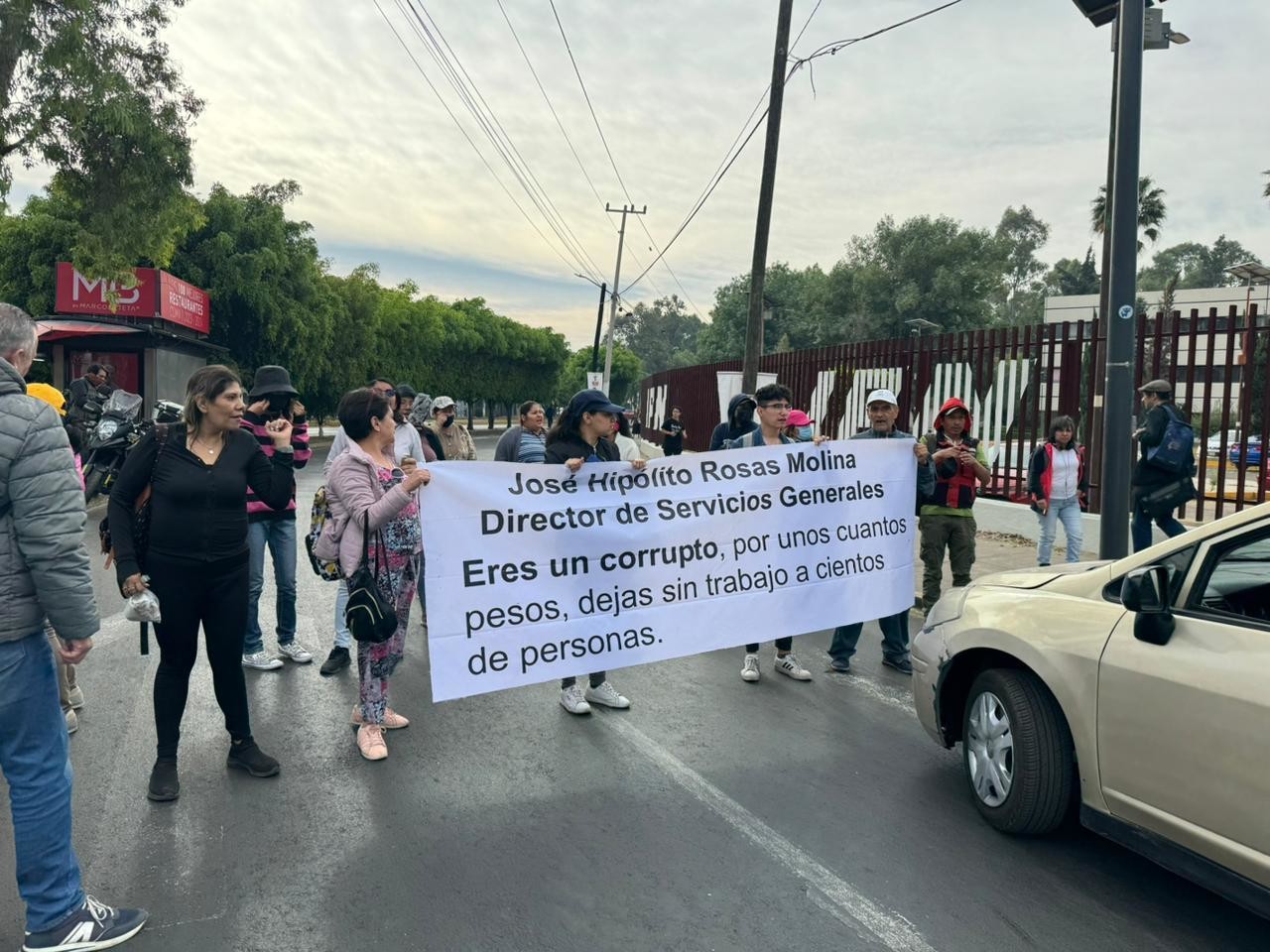 Trabajadores del IPN bloquean calles por despidos injustificados