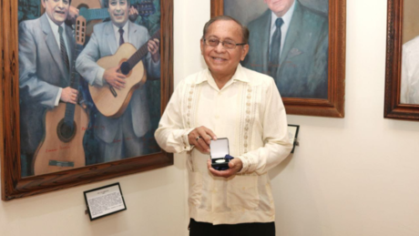 Trovador yucateco recibe Medalla 'Pastor Cervera' por más de 50 años de carrera