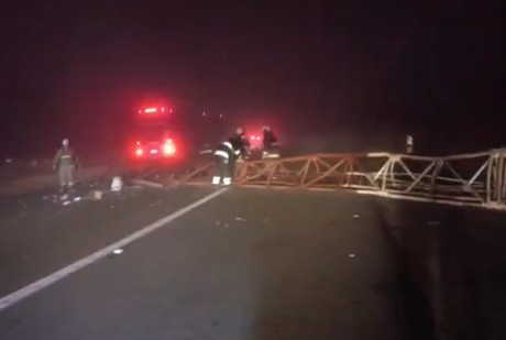 Cae torre de alta tensión en la carretera Monterrey - Saltillo (VIDEO)
