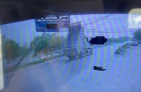 ¡Caos en Santa Catarina! Camión derriba postes y cierran vialidad