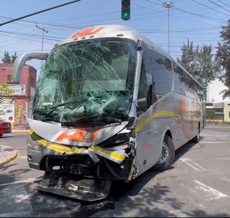Choque de dos camiones en Venustiano Carranza deja 40 lesionados