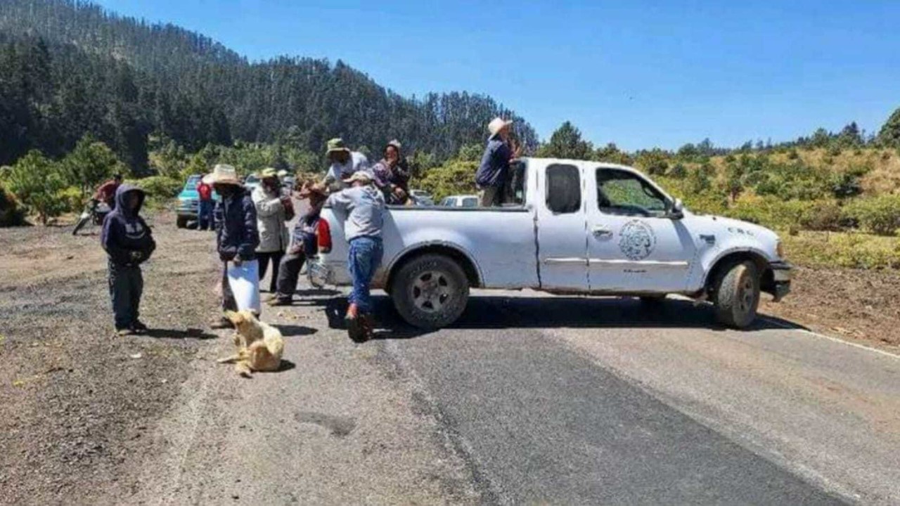 Bloquean carretera en Ocuilan; exigen un alto a la tala clandestina (VIDEO)
