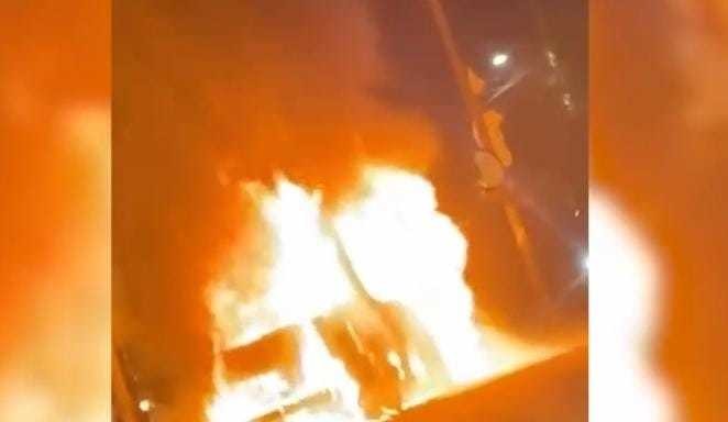 Camioneta de pasajeros se incendia en Ecatepec. Foto: Captura de pantalla