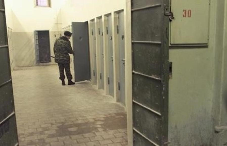 Joven va a la cárcel por cambiar de nombre su WiFi. Cárcel de Butynka en centro de Moscu. Foto. Periodico