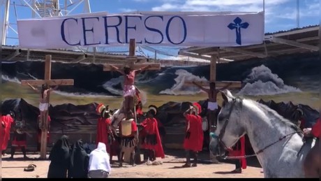 VIDEO: Cerca de 900 internos del CERESO escenifican el Vía Crucis viviente