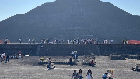 Equinoccio de primavera en Teotihuacán: Personas llegan a recargarse  de energía