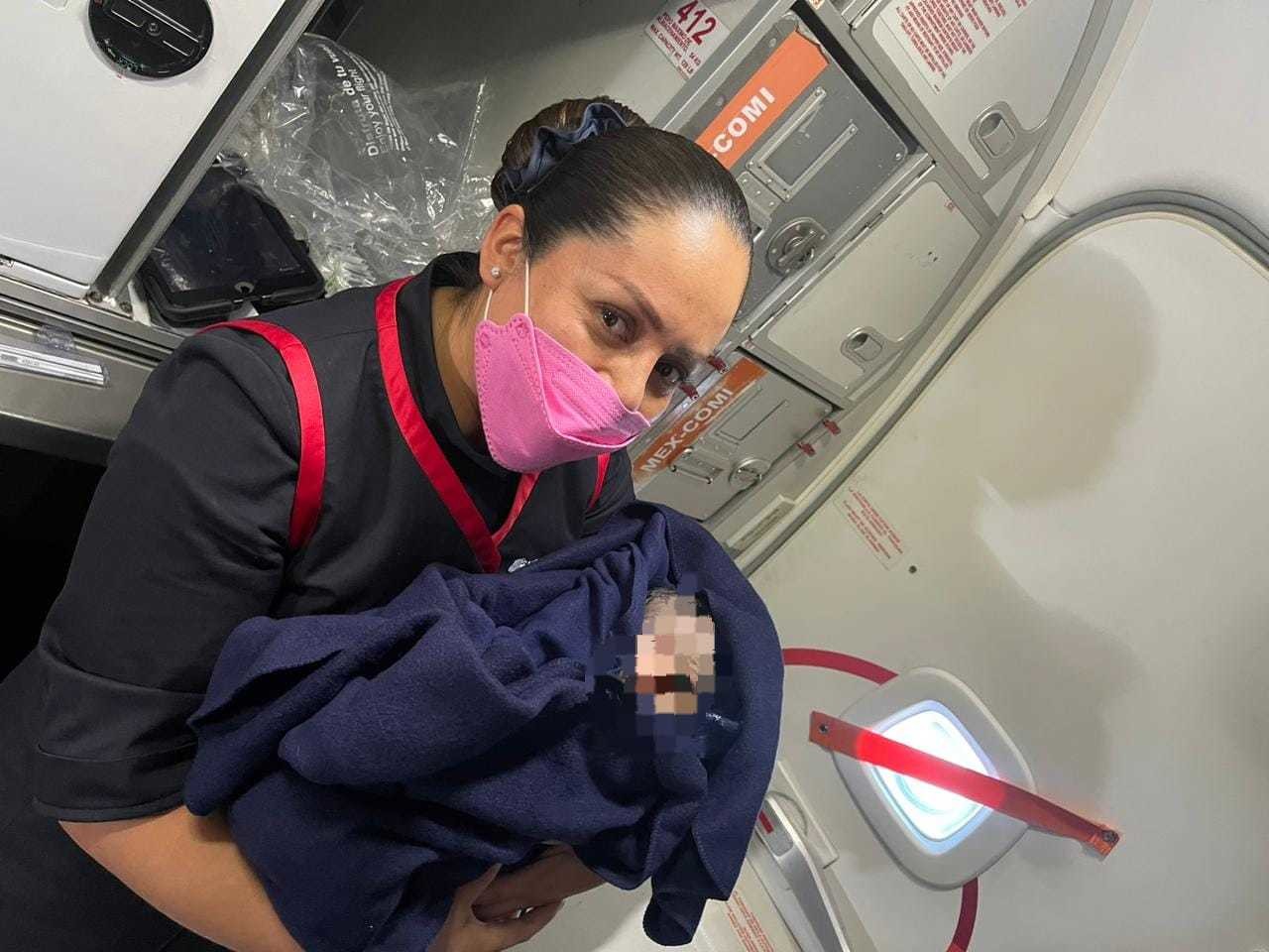 ¡En pleno vuelo! Nace bebé en avión de Aeroméxico (VIDEO)