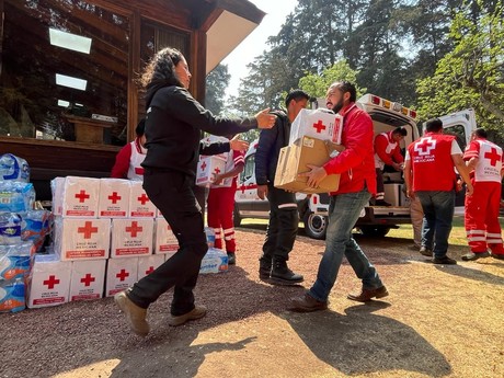 Entrega Cruz Roja primera ayuda a brigadistas del Edomex