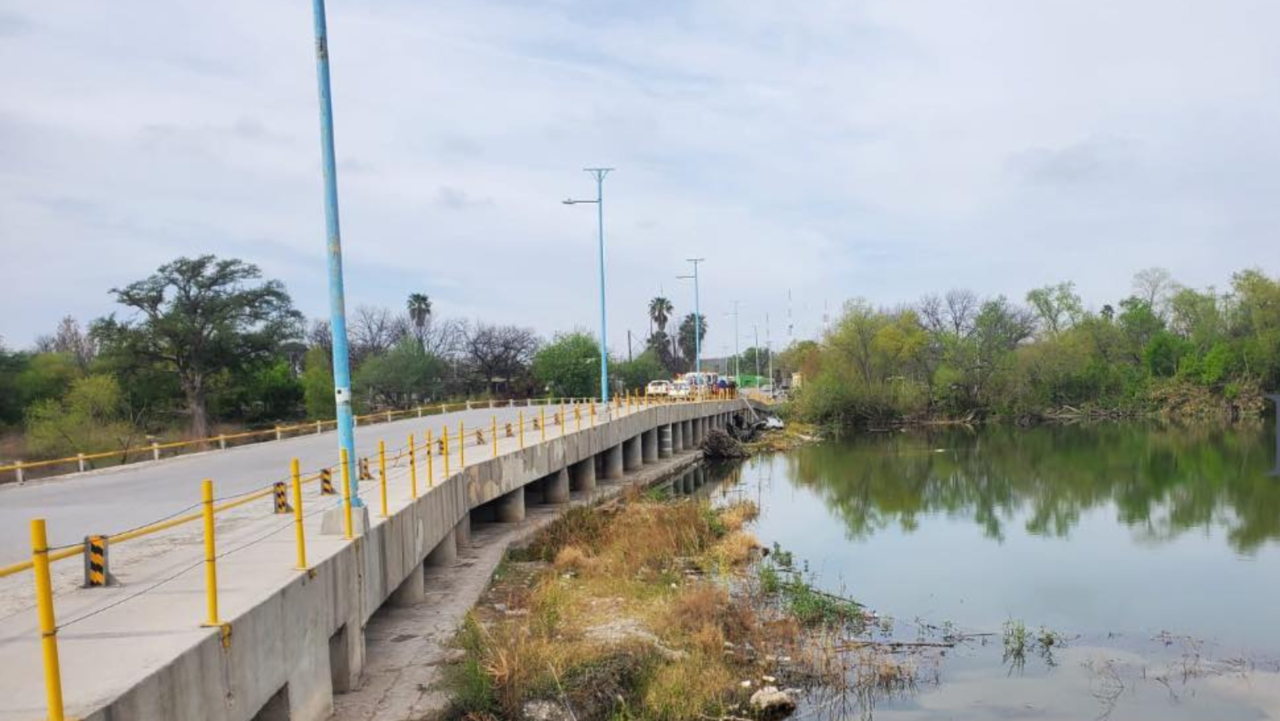 Vuelcan tras manejar a exceso de velocidad en el vado del Río Sabinas